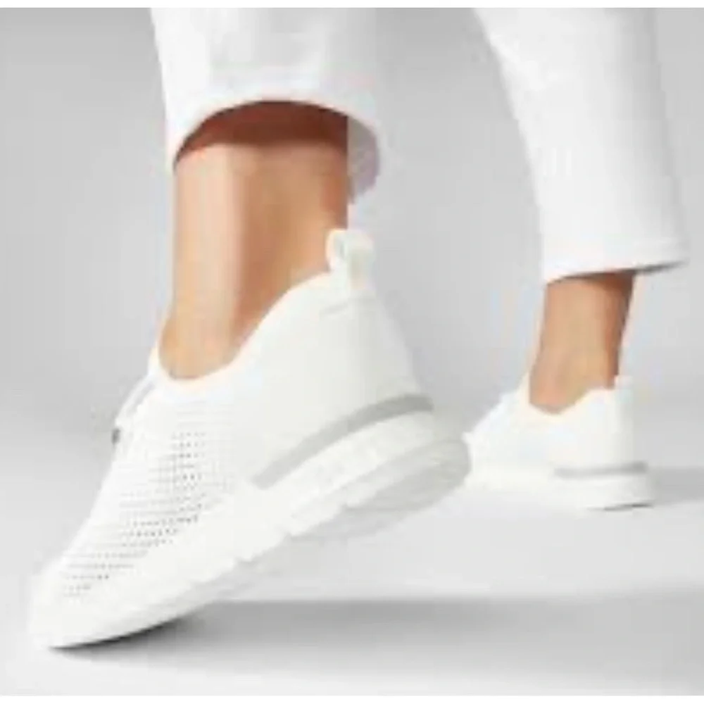 🔥🔥NWT UGG Women Tay Knit Triple White Mesh Walking Shoes size 12 M